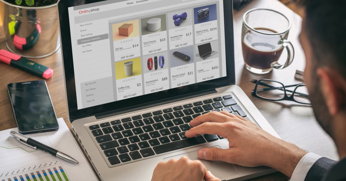 Online shop website ontwikkelaar die werkt met een laptop aan een bureau, kantoor achtergrond